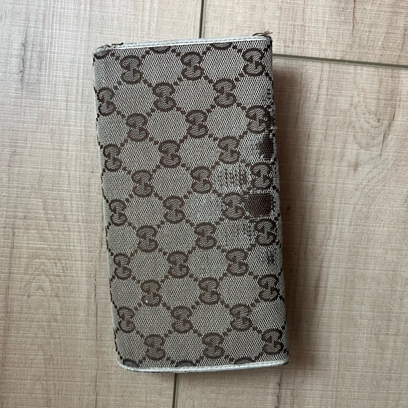 Gucci Beige and Brown Monogram Clutch - Picture 4 of 5